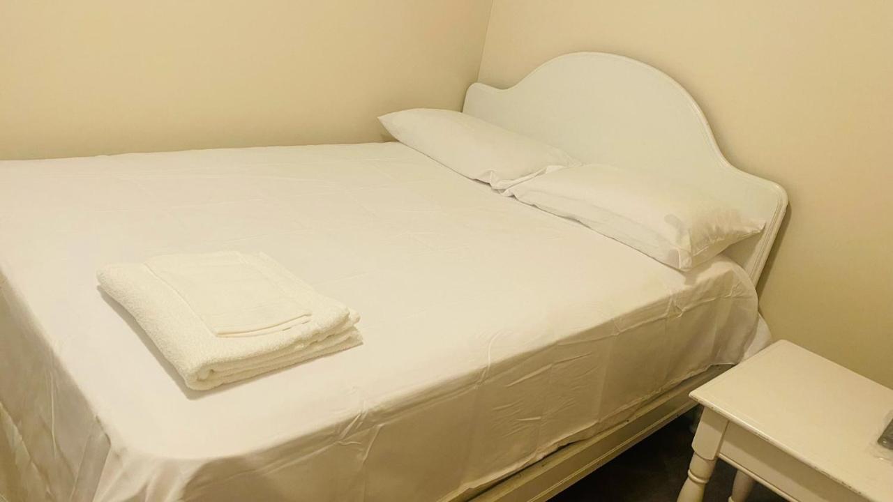 Minutes From Jfk, Beautiful Home With Peaceful, Cosy, Private Room ニューヨーク エクステリア 写真