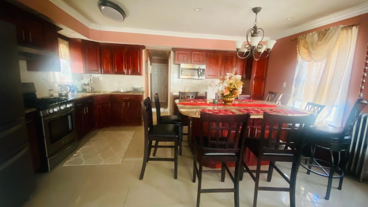 Minutes From Jfk, Beautiful Home With Peaceful, Cosy, Private Room ニューヨーク エクステリア 写真