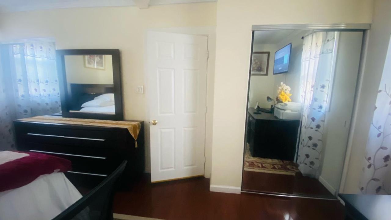 Minutes From Jfk, Beautiful Home With Peaceful, Cosy, Private Room ニューヨーク エクステリア 写真